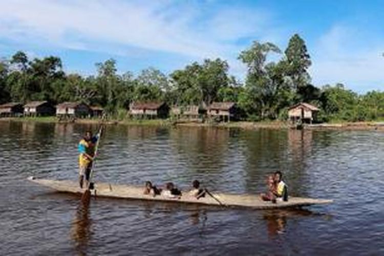 Bagi orang Asmat, sungai dan rawa adalah basis dan nadi kehidupan mereka.