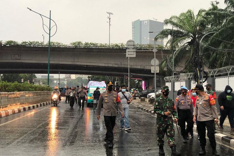 Kapolres Metro Jakarta Selatan, Kombes Budi Sartono dan Dandim 05/04 JS, Kolonel Infanteri Ucu Yustiana terlihat di lokasi untuk memimpin pengawalan aksi demonstrasi di bawah Flyover Kuningan, Jakarta pada Jumat (16/10/2020) sore.
