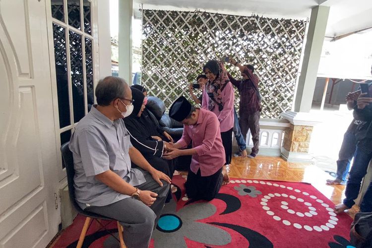 Calon Bupati Jember Muhammad Fawait sungkem orang tua sebelum mencoblos 