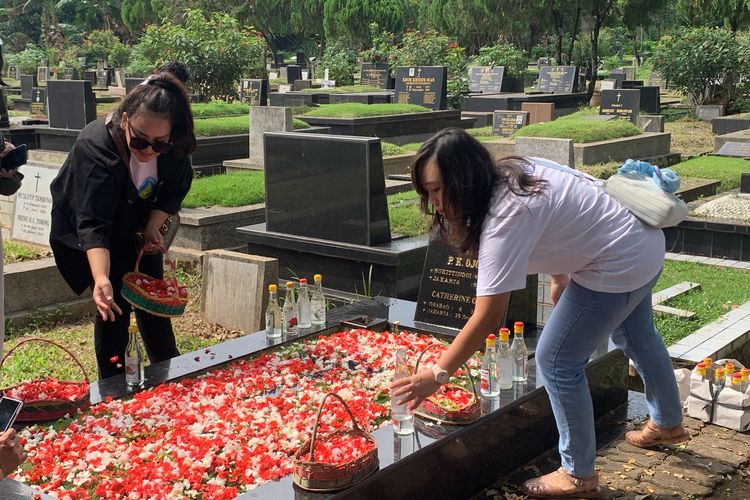 Kompas.com menggelar rangkaian ziarah Napak Tilas Pendiri KG ke makam Jakob Oetama dan Petrus Kanisius (PK) Ojong, sebagai bentuk penghormatan sekaligus untuk perayaan Hari Ulang Tahun ke-30 Kompas.com yang jatuh pada hari ini, Minggu (14/9/2025).