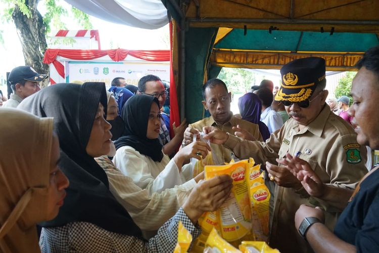  operasi pasar murah di Sumenep untuk menstabilkan pasokan dan meredam kenaikan harga menjelang Hari Raya Idul Fitri 1445 Hijriah/2024.