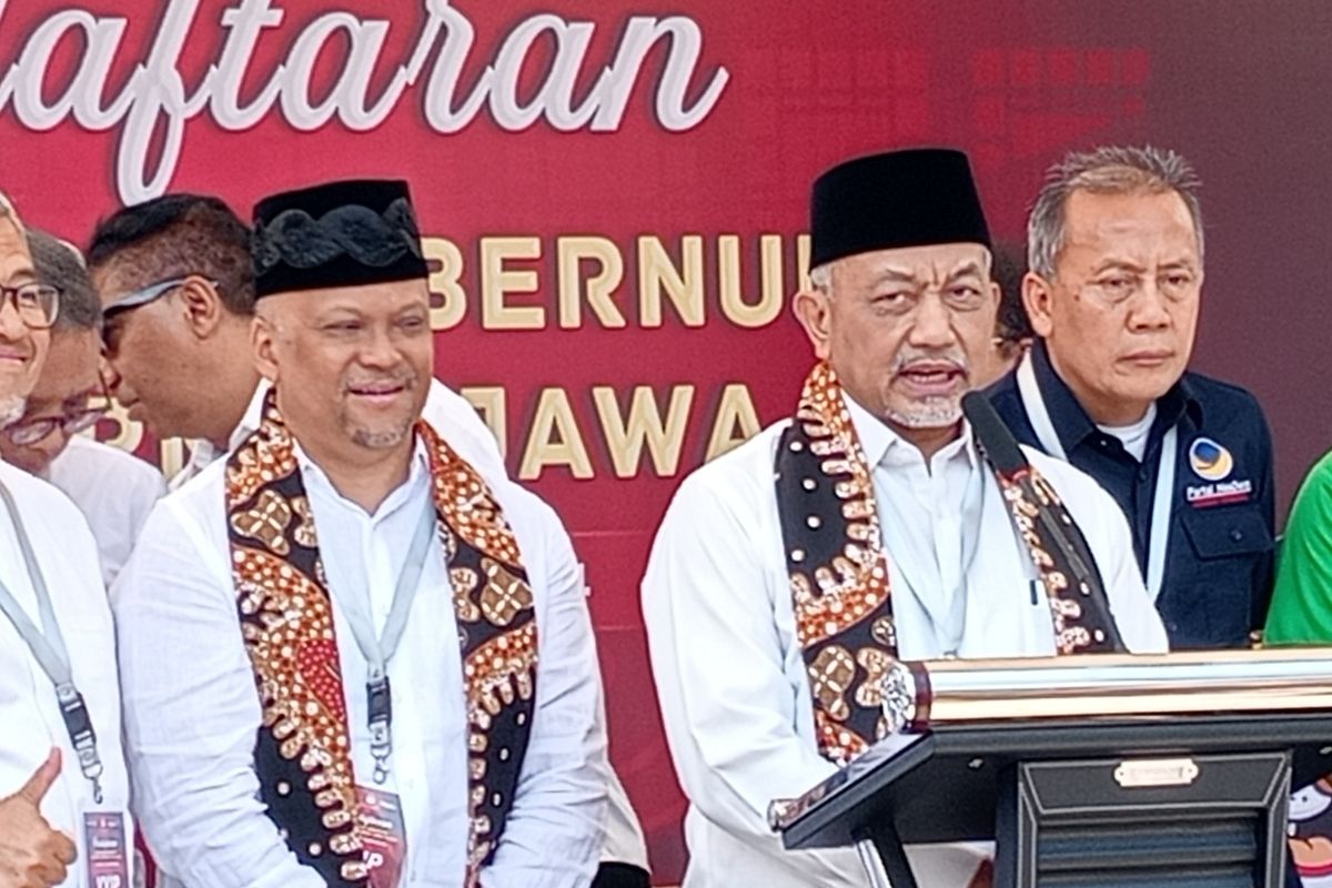 Pasangan Ahmad Syaikhu dan Ilham Habibie (ASIH) saat konferensi pers usai mendaftar sebagai bakal calon gubernur dan wakil gubernur di Pilkada Jabar 2024 ke Kantor KPU Jabar di Jalan Garut, Kota Bandung, Kamis (29/8/2024).