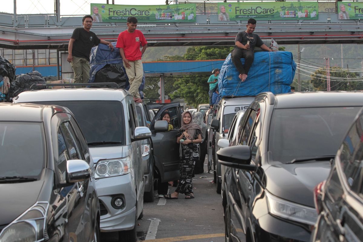 Pemudik keluar dari mobil saat menunggu antrean di area Pelabuhan Merak, Cilegon, Banten, Rabu (19/4/2023). Puncak arus mudik Lebaran 2023 diperkiran terjadi mulai tanggal 18 hingga 21 April.