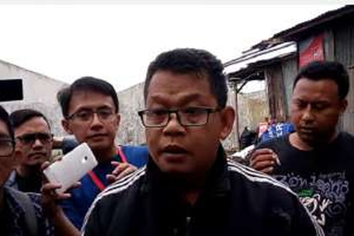 Pria yang mengaku bernama Herianudin (kedua dari kanan) berusaha menghadang kampanye Basuki Tjahaja Purnama atau Ahok, di Jatipadang, Pasar Minggu, Jakarta Selatan, Jumat (30/12/2016). Pria itu juga mengaku sebagai Ketua FPI Pasar Minggu.