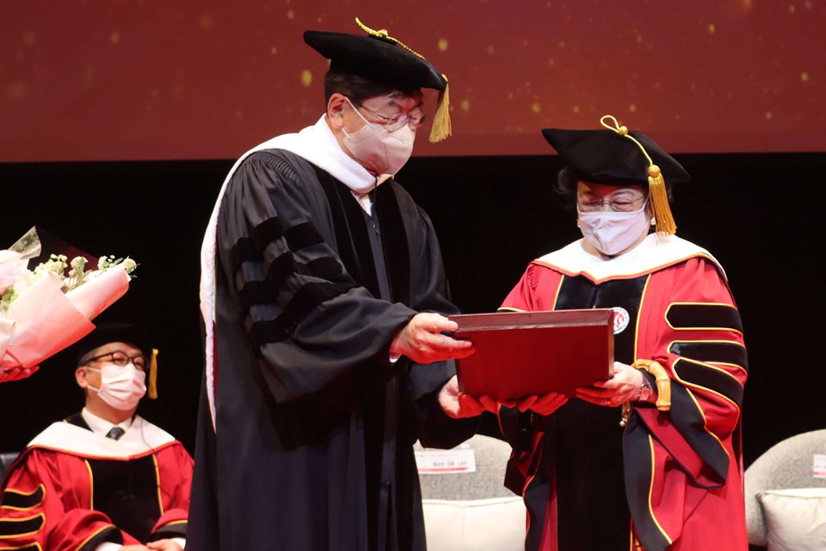 Presiden Seoul Institute of the Arts (SIA) Nam Sik Lee (kiri) menyerahkan piagam gelar profesor kehormatan bidang kebijakan seni dan ekonomi kreatif dari Seoul Institute of the Arts (SIA) kepada Presiden Ke-5 RI yang juga Ketua Umum DPP PDI Perjuangan Megawati Soekarnoputri
di Seoul, Korea Selatan, Rabu (11/5/2022).