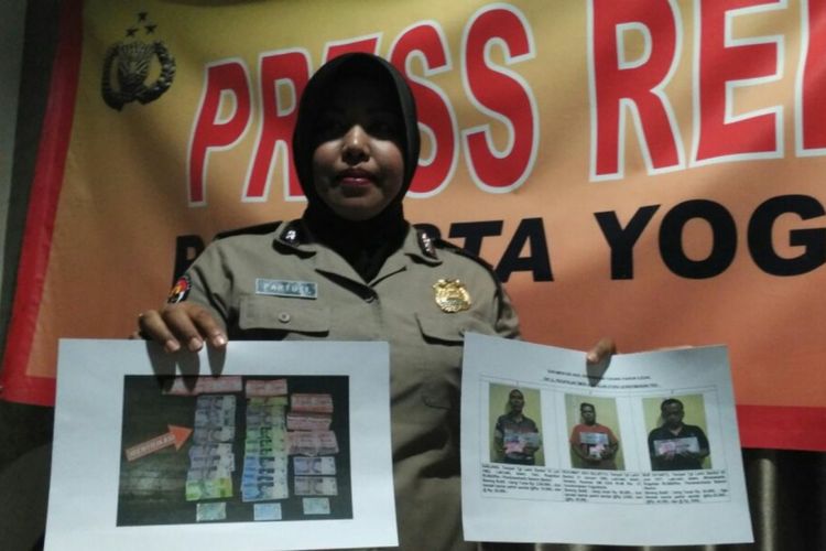 Kabag Humas Polresta Yogya, AKP Partuti memperlihatkan barang bukti parkir liar.