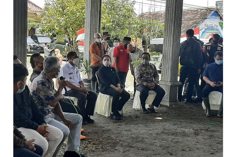 Ketua DPR RI Puan Maharani berkunjung ke Kabupaten Lamongan Jawa Timur, Rabu (2/3/2022) dan berdialog langsung dengan yang lokasinya menjadi langganan banjir di Desa Soko Kecamatan Glagah Kabupaten Lamongan. 