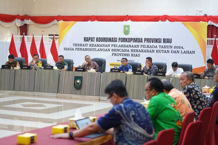 Penjabat (Pj) Gubernur Riau (Gubri) Rahman Hadi dalam Rapat Koordinasi (Rakor) Pemerintah Provinsi (Pemprov) Riau bersama Forum Koordinasi Pimpinan Daerah (Forkopimda) Riau untuk membahas berbagai isu strategis di bumi lancang kuning di Gedung Daerah Balai Serindit, Kota Pekanbaru, Kamis (3/10/2024).