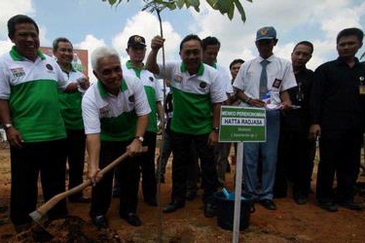 Bupati Kubu Raya Muda Mahendrawan (kiri) saat mendampingi Menko Perekonomian Hatta Rajasa dan Menteri Kehutanan Zulkifli Hasan menanam pohon dalam kaitan dengan program food estate yang dia galakkkan, Jumat (18/5/2012).