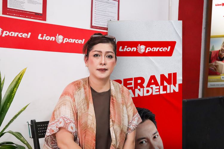 Manfaat bergabung sebagai mitra Lion Parcel dirasakan langsung oleh Lilyana Santoso. Ibu rumah tangga yang akrab disapa Lily ini mengelola dua agen Lion Parcel di Jakarta. 