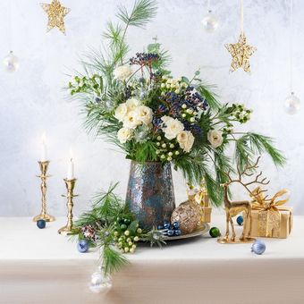 Tempat lilin dan patung kuningan sebagai dekorasi Natal