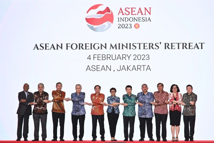 Menlu Retno Marsudi bersama menteri dari negara anggota ASEAN di acara ASEAN Foreign Ministers Retreat (AMMR).