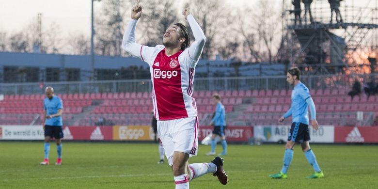 Ezra Walian merayakan gol Jong Ajax saat bertanding menghadapi Utrecht II dalam laga Eerste Divisie, Senin (3/4/2017). 