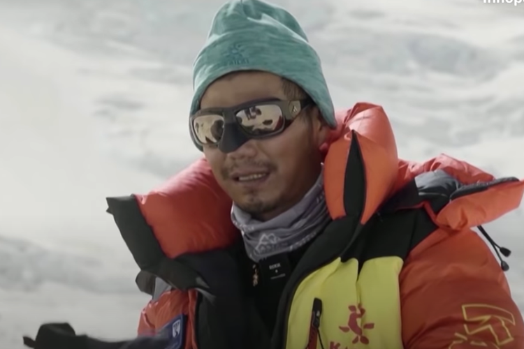 Tangkap layar Zhang Hong dari China berhasil menjadi orang buta pertama di Asia dan ketiga di dunia yang mendaki Gunung Everest.
