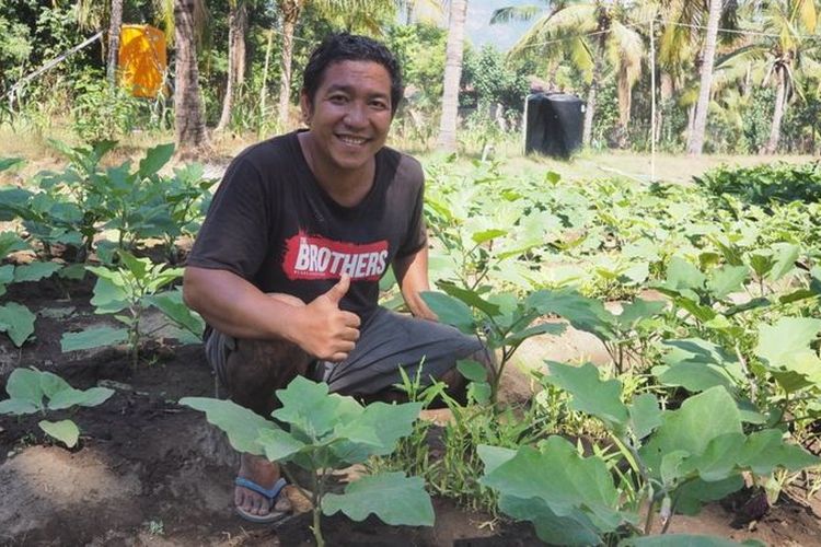 Ketut Arta sudah bekerja di Kuta, kiblat pariwisata Bali saat ini, sejak 1999. Namun, ketika pandemi Covid-19, dia mendadak kehilangan pendapatan dan kembali ke kampung halamannya, Desa Tembok.