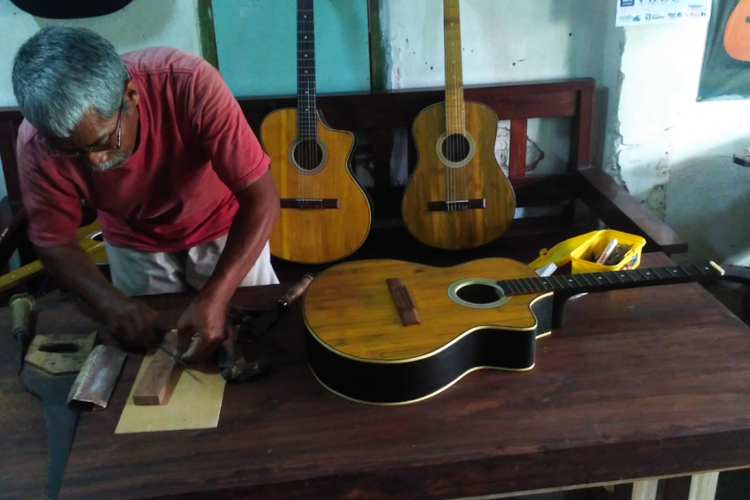 Kusnan dengan gitar bambunya.