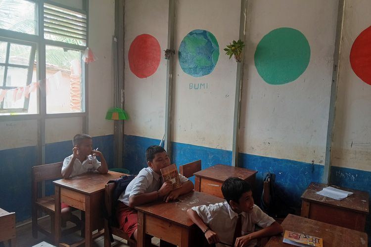 Suasana ruang kelas 6 SD Negeri 1 Barunang di Kapuas Tengah, Kabupaten Kapuas, Kalimantan Tengah.