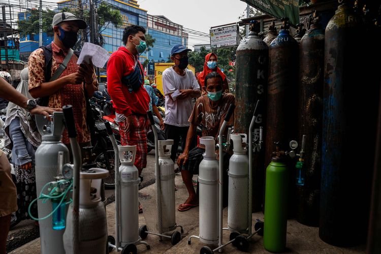 Warga mengantre untuk mengisi ulang tabung gas oksigen di Medical Oxygen di Jalan Minangkabau Timur, Jakarta Selatan, Kamis (1/7/2021). Pedagang mengaku permintaan isi ulang tabung gas oksigen mengalami peningkatan setelah terjadi lonjakan kasus positif Covid-19.