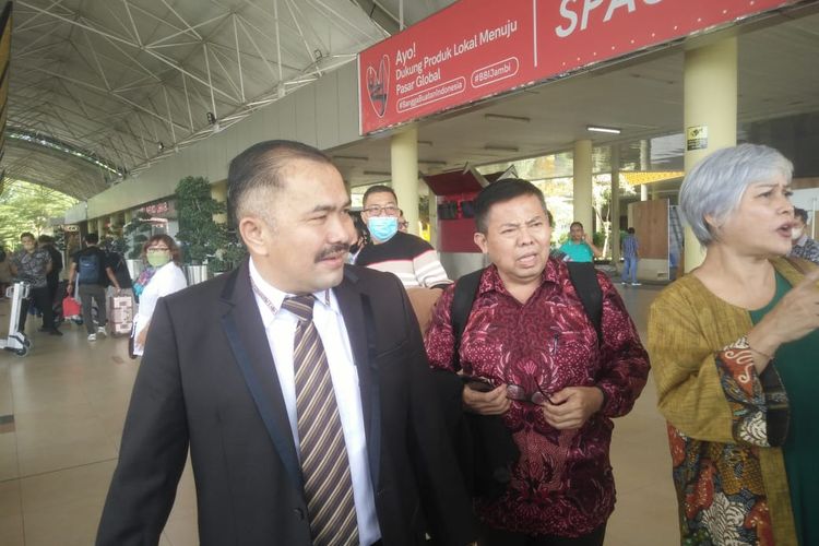 Kamaruddin Simanjuntak saat tiba di bandara Sultan Thaha Jambi untuk betemu dengan keluarga Brigadir J