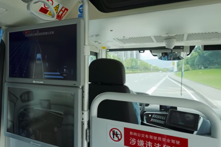 Bus tanpa sopir di China
