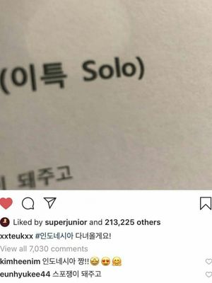 Bidik layar salah satu postingan Instagram milik Leeteuk yang mengabarkan dia akan berangkat ke Indonesia.