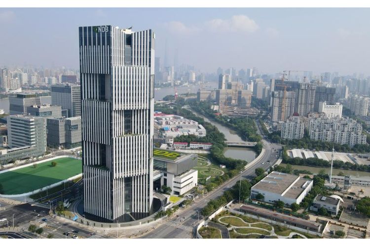 Foto dari udara yang diabadikan pada 28 September 2021 ini menunjukkan gedung kantor pusat New Development Bank (NDB) di Shanghai, China Timur