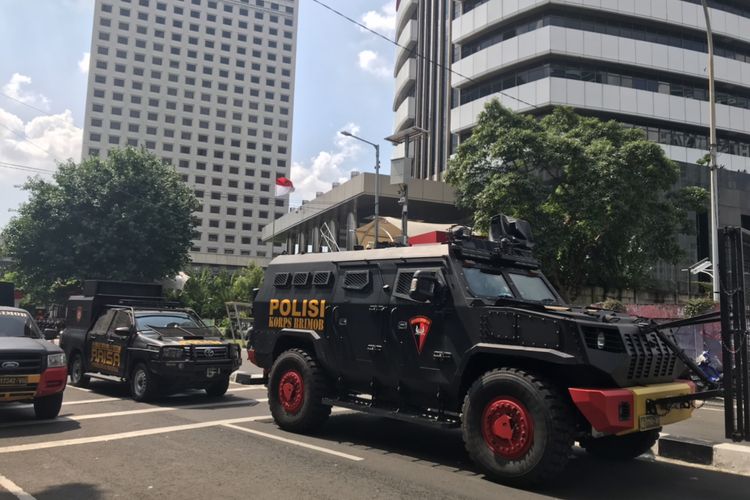 Sejumlah kendaraan milik brimob disiagakan mengantisipasi ganguan keamanan terkait aksi unjuk rasa pada Jumat (28/5/2021)