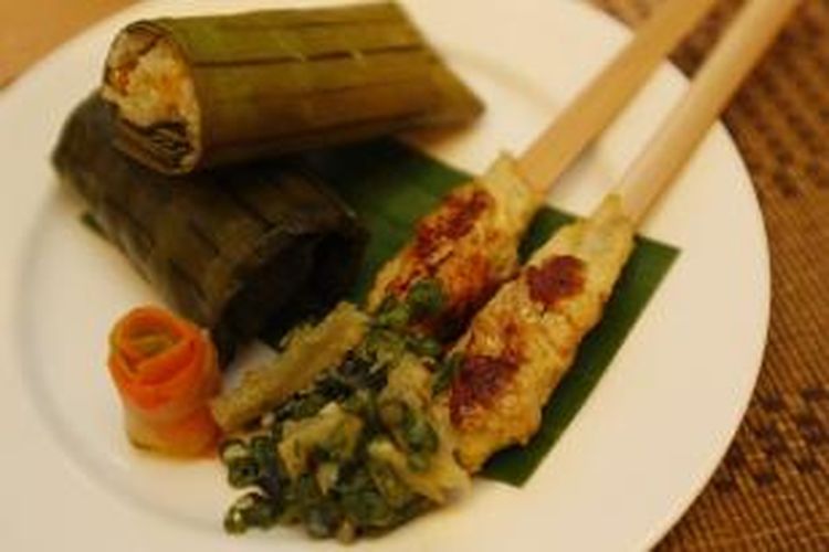 Sajian kuliner sate lilit yang dipadukan dengan lawar dan nasi jagung saat demo masak di Lagoon Cafe, The Sultan Hotel & Residence, Jakarta, Kamis (28/5/2015).