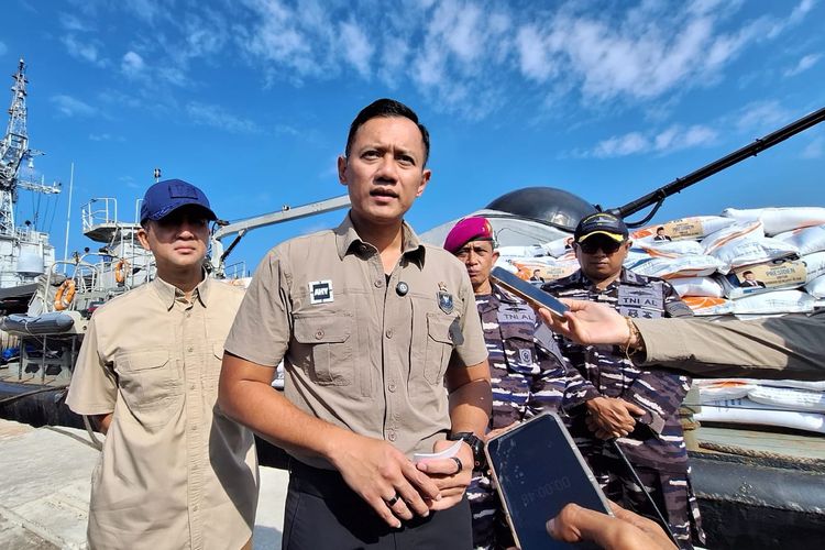 Menteri Koordinator Bidang Infrastruktur dan Pembangunan Wilayah, Agus Harimurti Yudhoyono, saat diwawancarai wartawan di Pelabuhan Belawan, Kota Medan, Senin (1/12/2025) . 