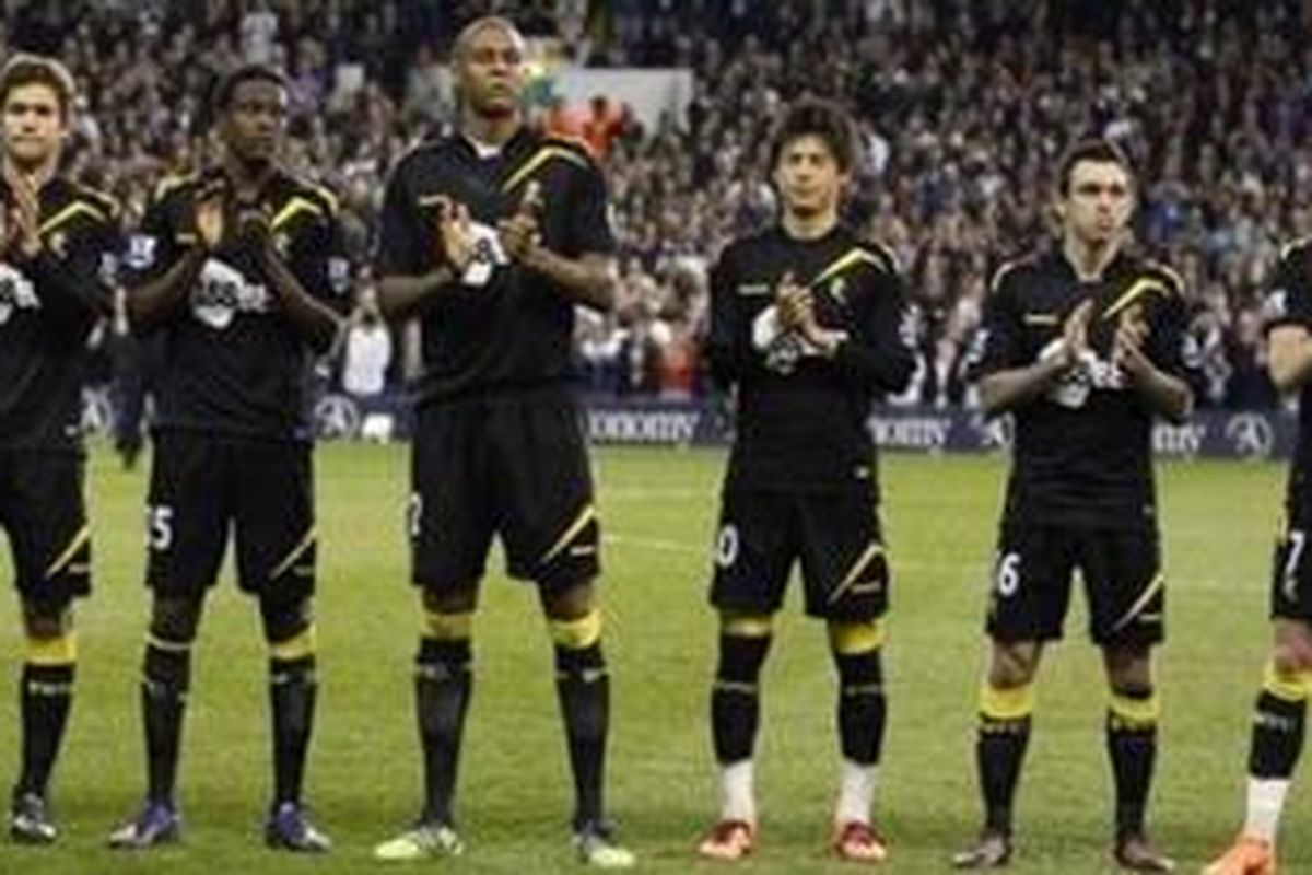 Pemain Bolton Wanderers bertepuk tangan untuk gelandang Fabrice Muamba dalam laga ulang babak perempat final Piala FA melawan Tottenham Hotspur di White Hart Lane Stadium, London, Selasa (27/3/2012).