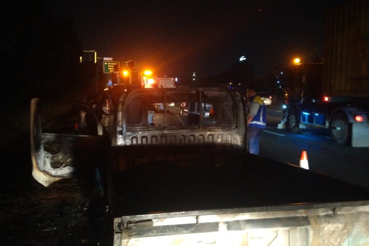 Kondisi bangkai mobil pikap yang terbakar di KM 19A Tol Jakarta-Tangerang pada Jumat (21/7/2023).