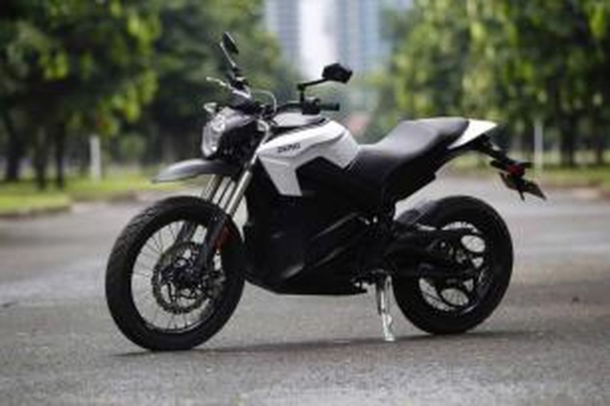 Tampilan motor listrik Zero DS ZF11.4 saat sesi pemotretan di Senayan, Jakarta, Selasa (3/2/2015). Motor buatan Amerika ini dioperasikan dengan tenaga baterai lithium-ion dan dibanderol dengan harga Rp 230 juta off the road. 