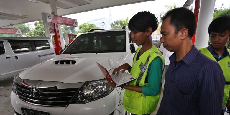 Petugas mengecek jaringan Radio Frequency Identification (RFID) melalui laptop yang terpasang di salah satu mobil mewah di SPBU kawasan Tanah Abangi, Jakarta Pusat, Selasa (3/12/2013). Pertamina dan PT Industri Telekomunikasi Indonesia (INTI) mulai melakukan pemasangan RFID untuk memantau penggunaan BBM bersubsidi melalui 5.027 SPBU dan 92.000 nozel (pompa bensin) di seluruh Indonesia dengan target selesai pada Juli 2014.