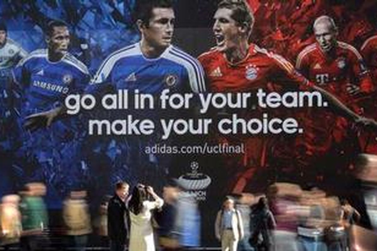 Orang-orang berjalan di depan papan iklan laga final Liga Champions di Muenchen, Kamis (17/5/2012). Bayern Muenchen akan menjamu Chelsea dalam perebutan gelar Liga Champions di Muenchen, Sabtu (19/5/2012).