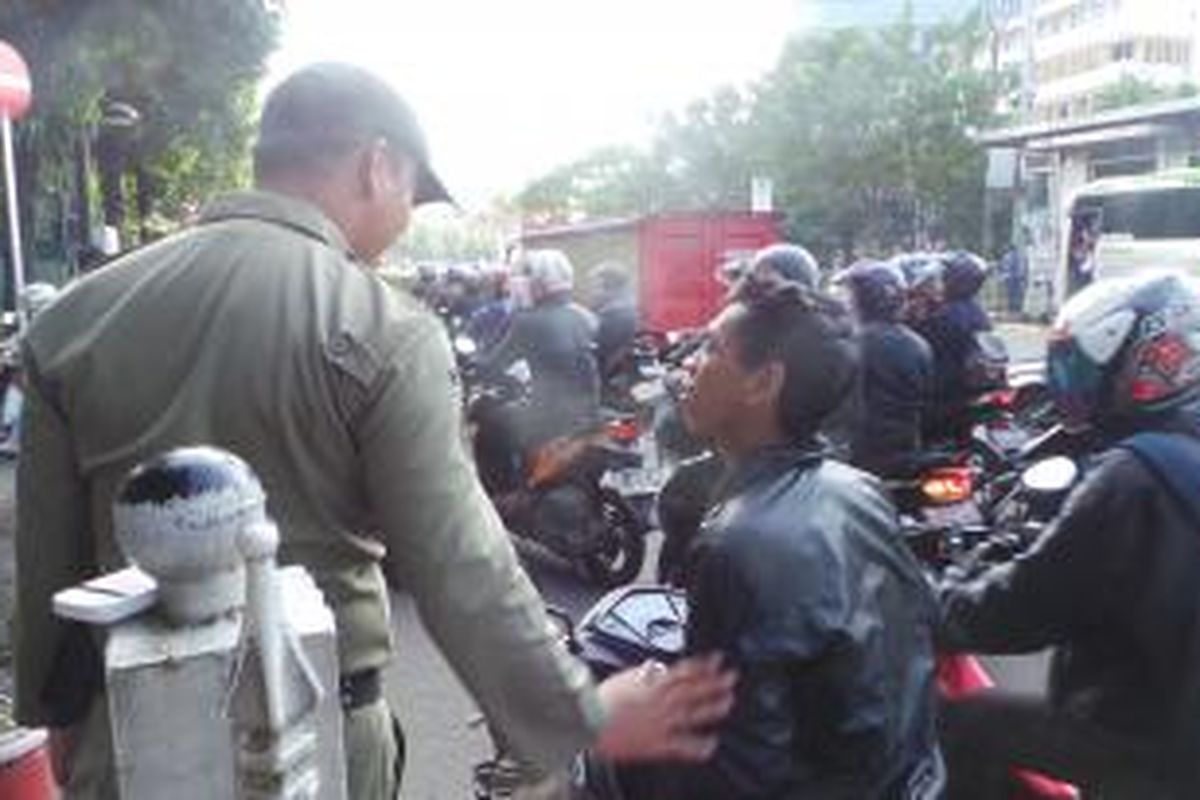 Pengendara yang terdampak pengalihan arus di Jalan Gatot Soebroto bertanya ke petugas di Jalan Rasuna Said. Sebagian pengendara bingung karena penutupan jalan. Rabu (22/4/2015) 