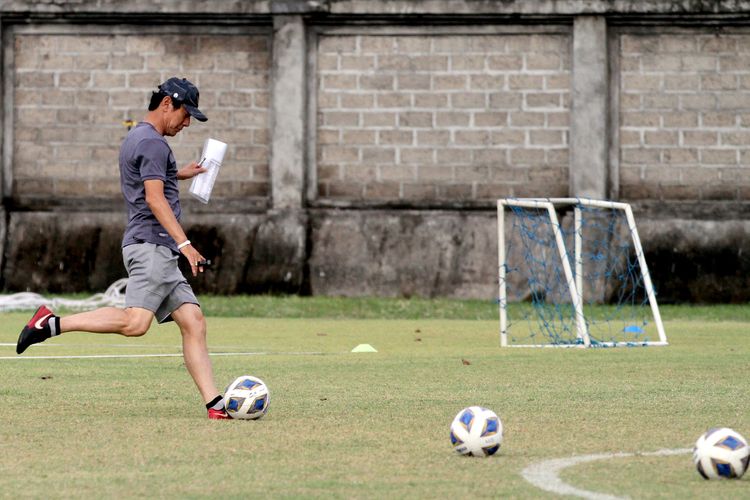 Pelatih Timnas Indonesia Shin Tae-yong menendang bola disela-sela latihan persiapan ujicoba FIFA Matchday di Stadion Gelora Trisakti Kuta, Bali, Jumat (21/1/2022) sore.