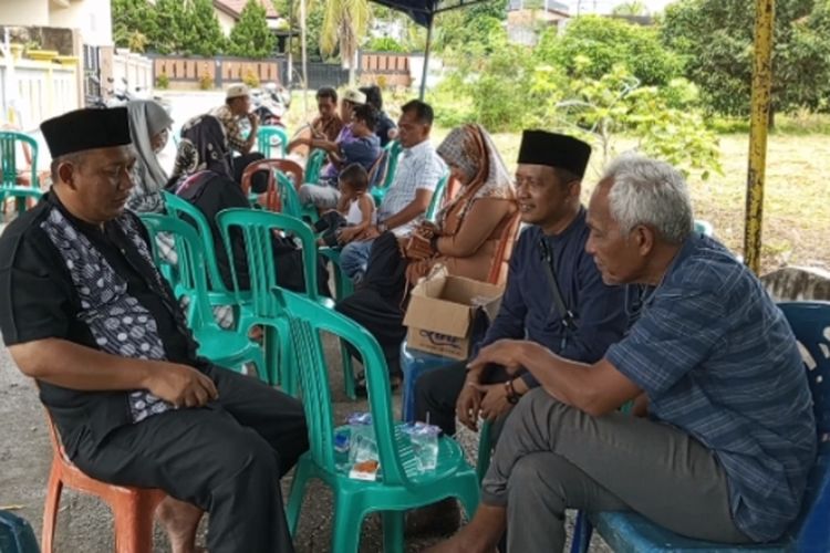 Ayah Muhammad Wilky Syaputra, Mawardi (kanan baju biru) saat berkumpul bersama keluarga di rumah duka di Jalan Ikhlas, Kelurahan Pematang Kapau, Kecamatan Kulim, Kota Pekanbaru, Riau, Rabu (6/12/2023).