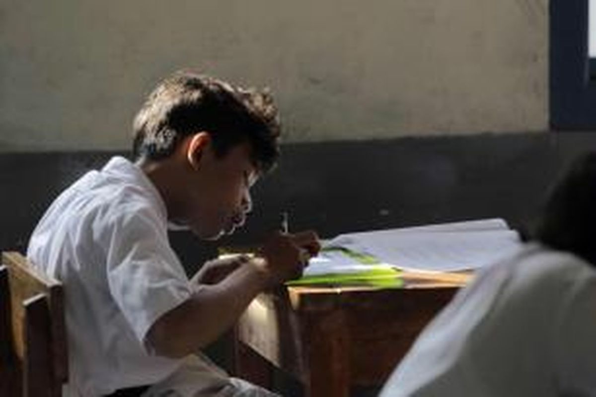 Murid mengikuti jalannya Ujian Nasional Sekolah Dasar di SDN Palmerah 07 Pagi, Jalan Palmerah Utara, Jakarta, Senin (18/5/2015). Pelaksanaan UN akan berlangsung hingga 20 Mei mendatang dengan mata pelajaran yang diujikan Bahasa Indonesia, Matematika, Ilmu Pengetahuan Alam. 