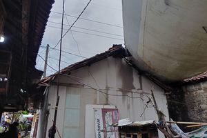 Warga di Bogor Kaget Ada Sayap Bangkai Pesawat Nyangkut di Rumahnya, Terbawa Puting Beliung