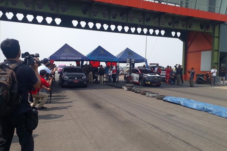 Wali Kota Surabaya Tri Rismaharini mencoba sensasi balap mobil saat membuka event Drag Race: Surabaya Racing Project di Sirkuit Gelora Bung Tomo, Surabaya, Sabtu (27/7/2019).