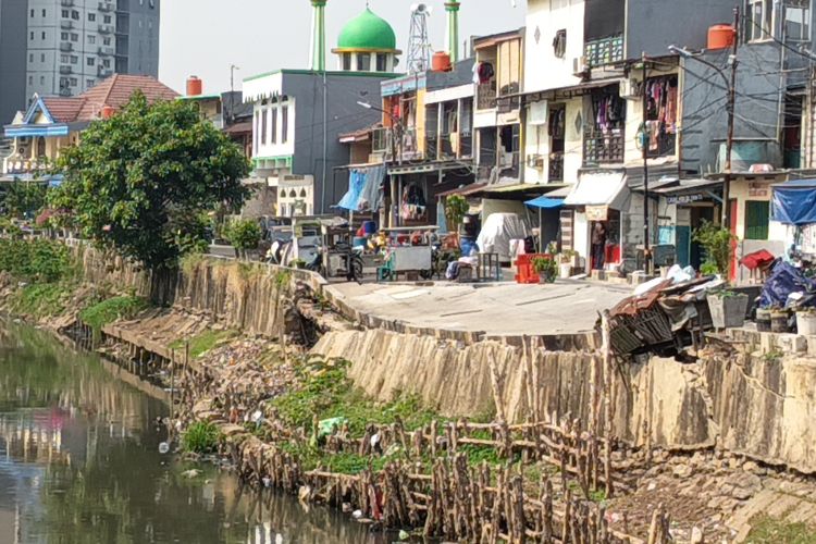 Penyebab Jalan di Pulogadung Jaktim Ambles: Menopang Beko Pengeruk Kali Sunter