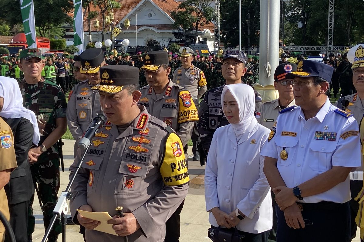Apel Operasi Ketupat dipimpin langsung oleh Kapolri Jenderal Listyo Sigit didampingi Kapolda Jatim Irjen Nanang Avianto di Gedung Negara Grahadi, Surabaya pada Kamis (20/3/2025). 