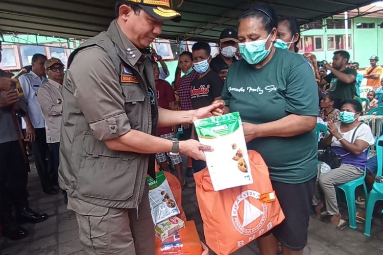 Kepala BNBP Suharyanto menyerahkan bantuan sembako kepada pengungsi korban erupsi Gunung Lewotobi Laki-laki di Kabupaten Flores Timur, Selasa (30/1/2024).
