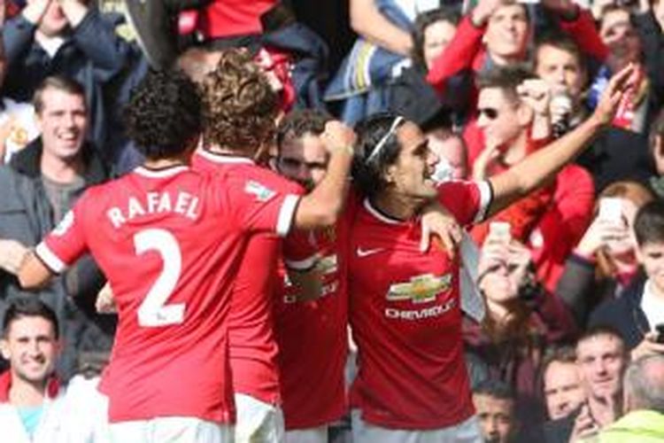 Para pemain Manchester United merayakan gol Radamel Falcao (kanan) ke gawang Everton pada laga Premier League di Stadion Old Trafford, Manchester, Minggu (5/10/2014).