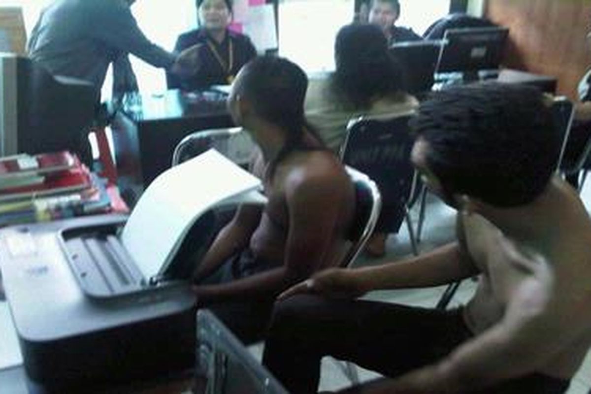 Tersangka pemerkosaan sedang dimintai keterangan di Polres Bogor, Kamis (18/8/2011). Korban sempat mengaku pengidap HIV/AIDS.