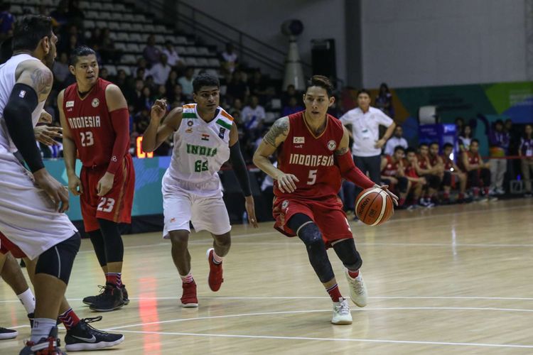 Pebasket putra Indonesia Valentino Wuwungan saat bertanding melawan pebasket India saat laga final bola basket 18th Asian Games Invitation Tournament di Hall Basket Senayan, Jakarta, Senin (12/2/2018). Timnas basket Indonesia mengalahkan Timnas basket India dengan skor akhir 78-68 (21-20, 18-10, 19-15, 20-23).