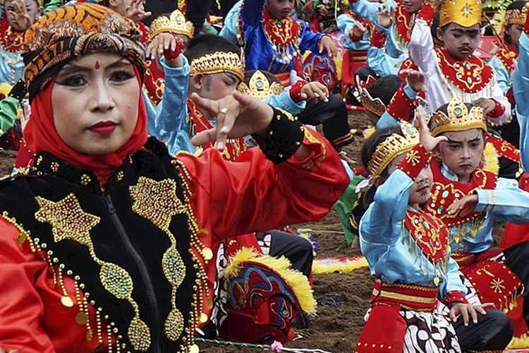 Lebih dari 300 murid dan 50 guru pendidikan anak usia dini menari Turangga Yaksa untuk memeriahkan Prigi Fest 2017 di Pantai Prigi, Trenggalek, Jawa Timur, Minggu (26/3/2017). Festival tahunan yang digagas dan diwujudkan oleh warga Prigi ini sudah berjalan sejak 2015 dengan tujuan memopulerkan Pantai Prigi dan pesisir Trenggalek.