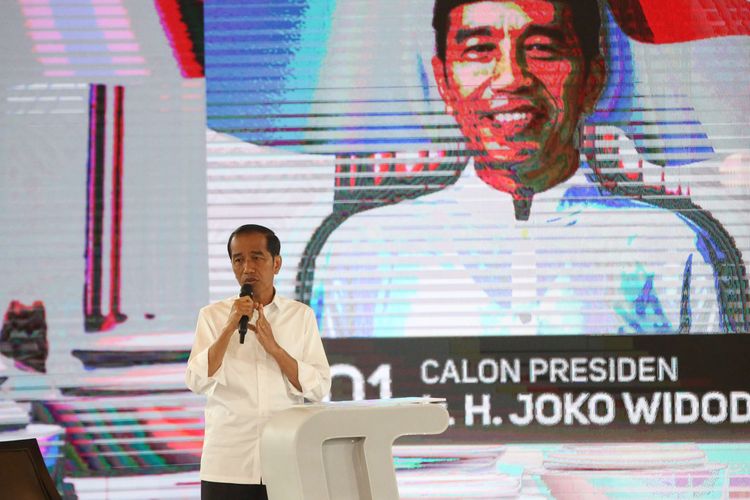 Calon presiden nomor urut 01 Joko Widodo memaparkan visi misi pada Debat Keempat Calon Presiden Pemilu 2019 di Jakarta, Minggu (30/3/2019). Debat malam ini menggambil tema ideologi, pemerintahan, pertahanan dan keamanan, serta hubungan internasional.