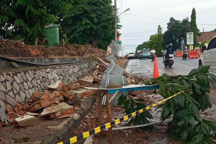 Pagar Rumah Sakit Bakti Timah ambruk disebabkan guyuran hujan, Sabtu (14/12/2019