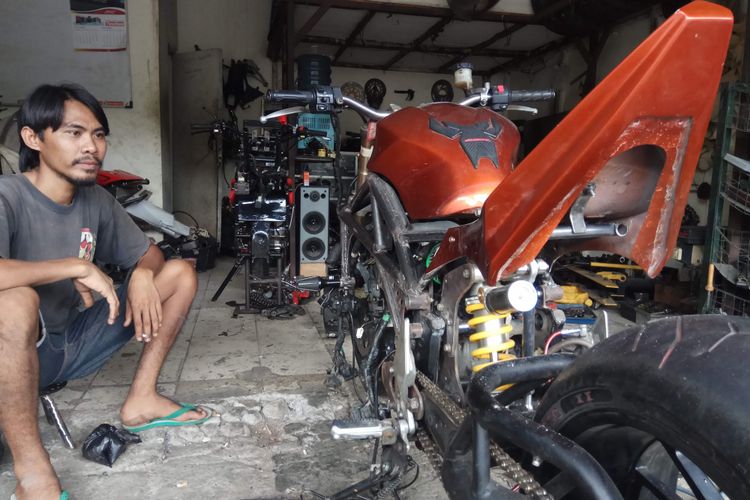 Anas Choirudin, pemilik bengkel spesialis modifikasi street fighter, Diens Bike  saat ditemui di sela pengerjaan Kawasaki Z 250 menjadi Minor Fighter, Rabu (25/1/2018).